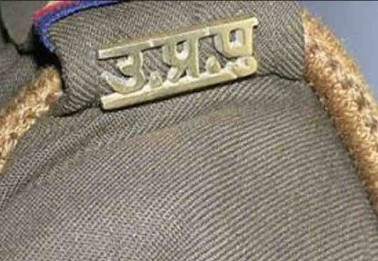 UP (Uttar Pradesh) Lockdown News in Hindi IPS officer open the shoe laces of orderly in firozabad