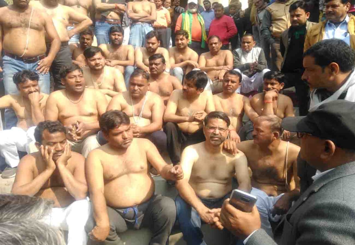 Councilors protest against EO in Farrukhabad