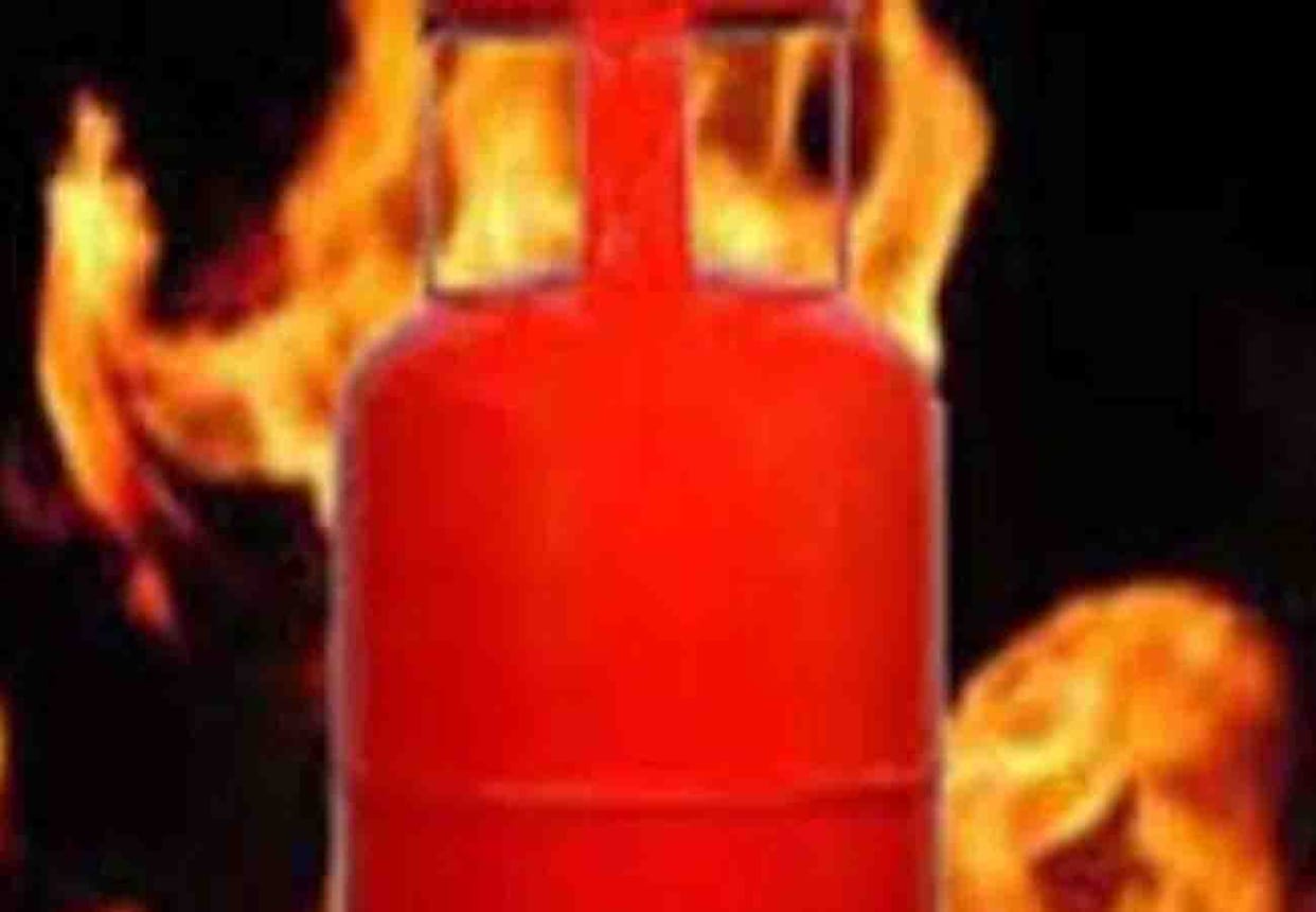 Cylinder caught fire while making mid day meal in kannauj