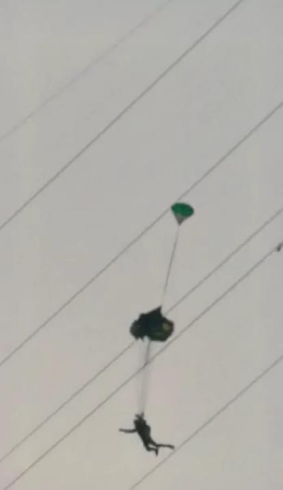 Foreign tourists jump from electric Tower with parachute