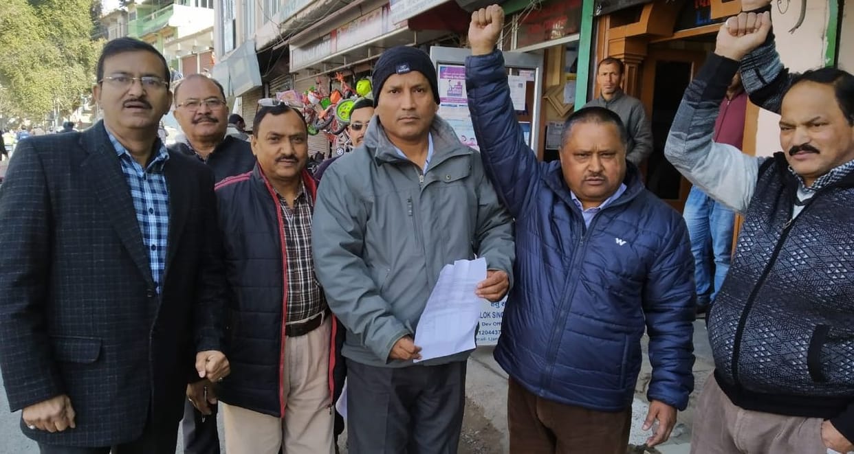 LIC personnel did not work for one hour to protest IPO