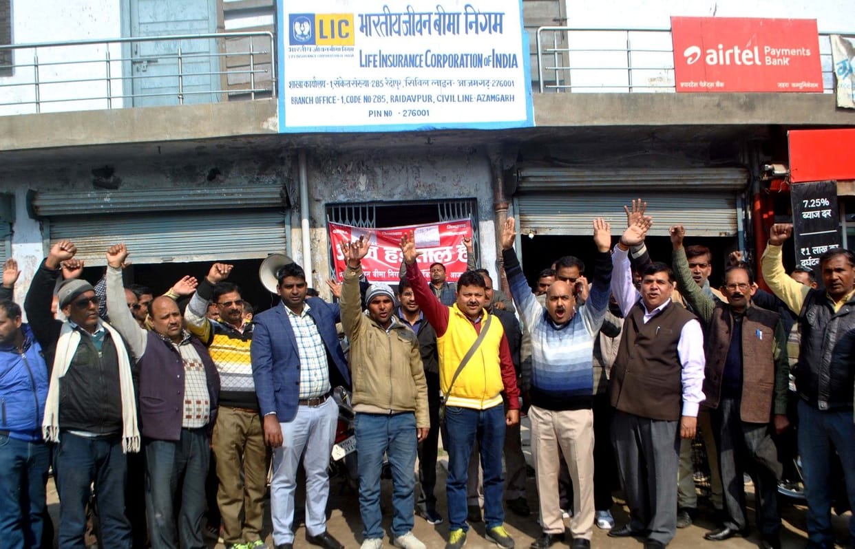 LIC workers on one hour strike, protest on branches