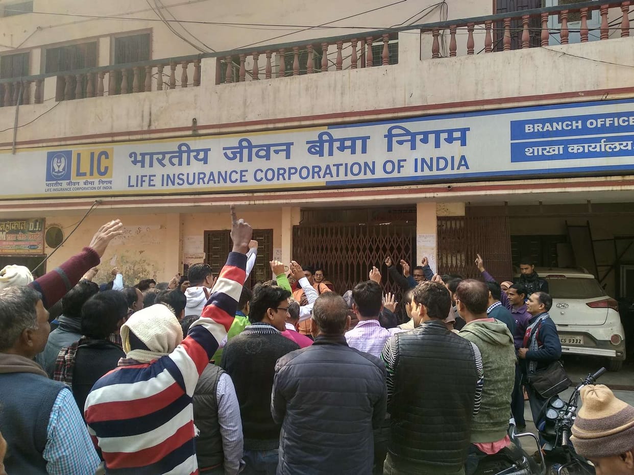 Insurers on strike, demonstrated