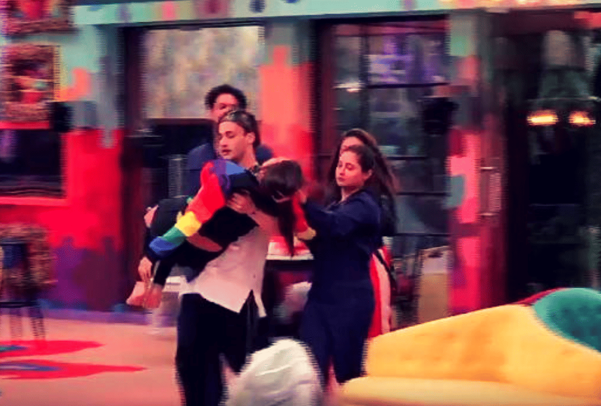 bigg boss 13 a fan claims Himanshi Khurana did the drama of unconsciousness