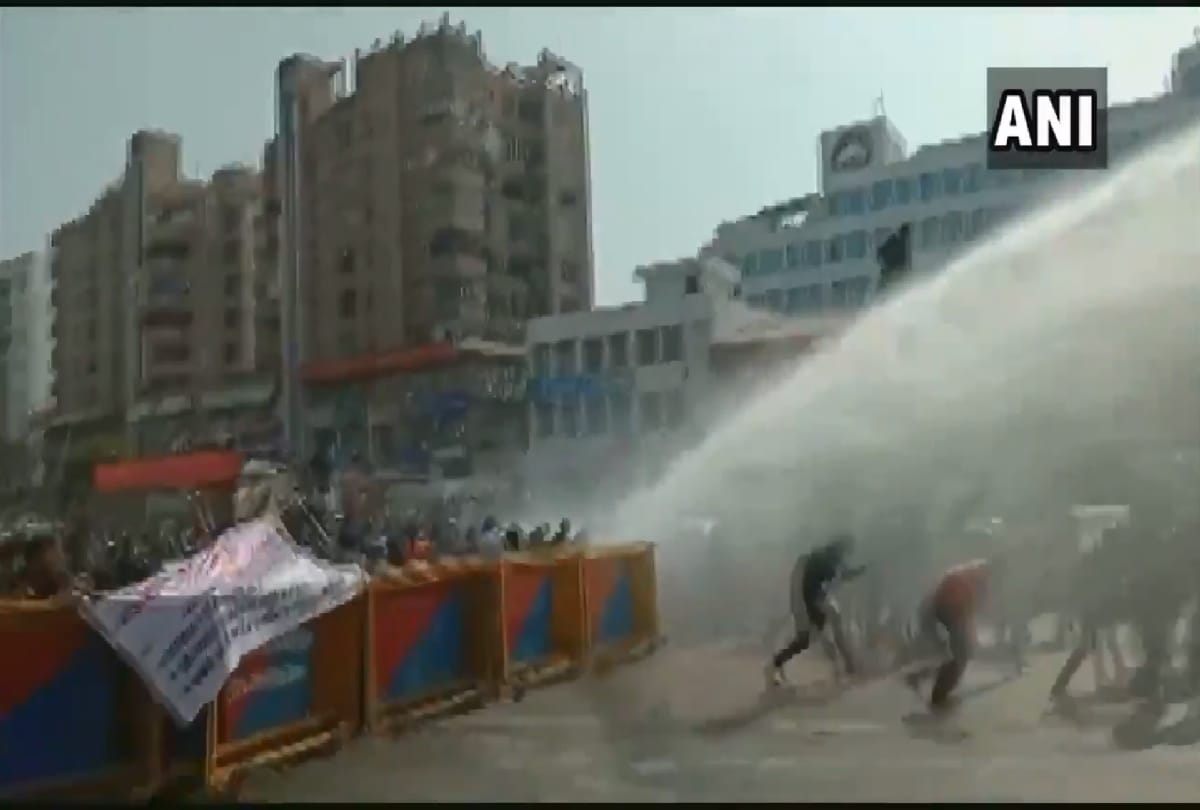 Bihar Police lathi-charge and use water cannons on protestors near Science college in Patna