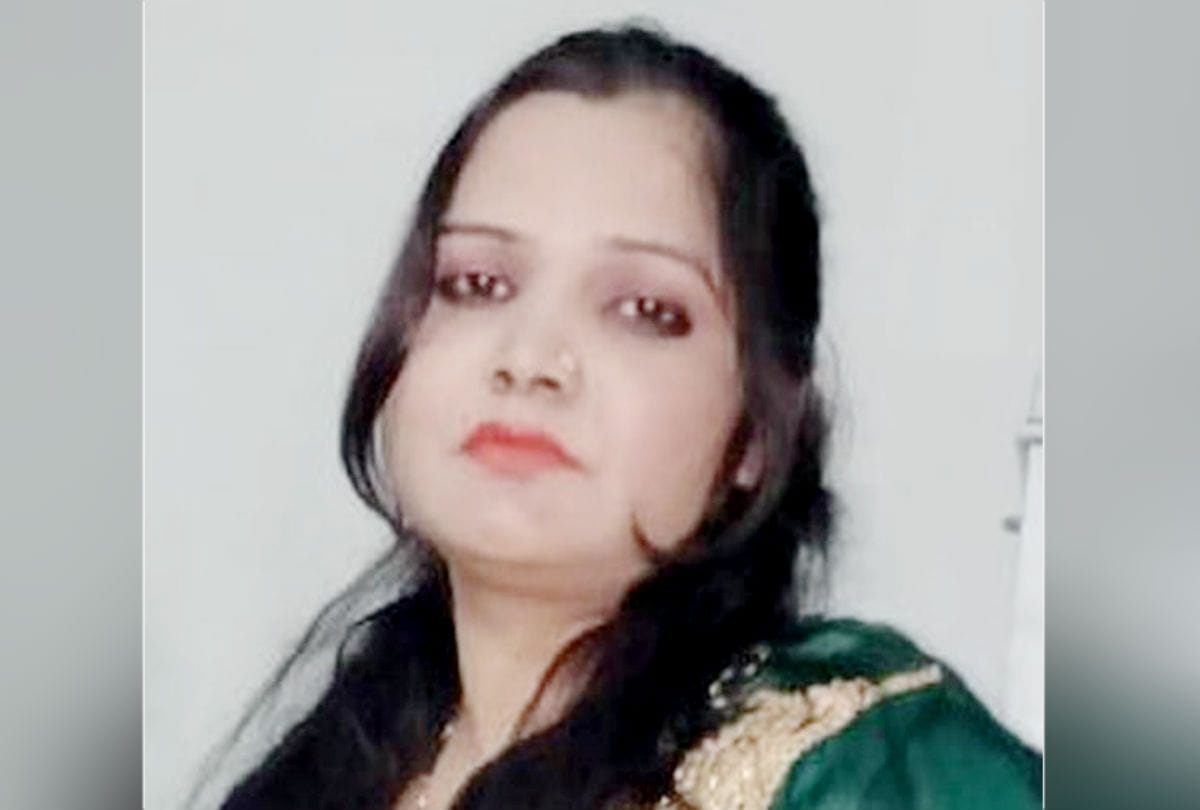 husband killed wife for being busy on mobile phone in firozabad