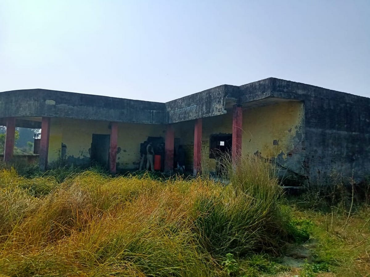 Half burn girl dead body found in kaptanganj azamgarh