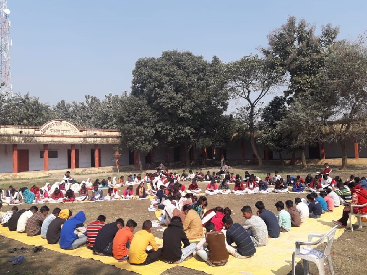 Children read books together in the district for 45 minutes