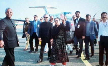 दुधवा पहुंचने पर लोगों का अभिनंदन स्वीकार करतीं राज्यपाल।