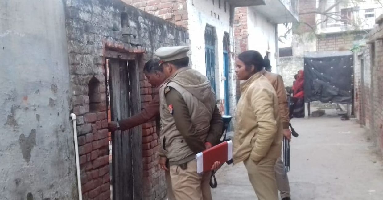 The miscreants crushed the old man with bricks looted, the cash in farrukhabad