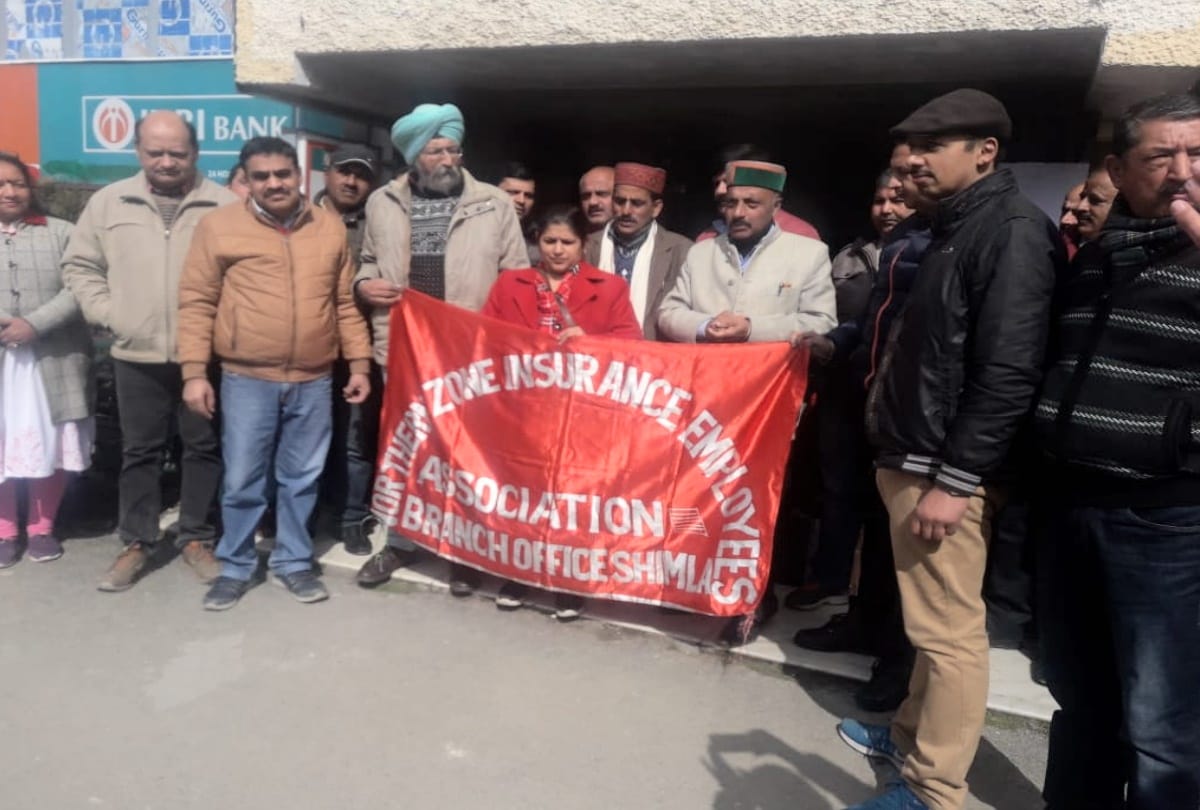 Insurance workers thronged against selling stake in LIC in Himachal