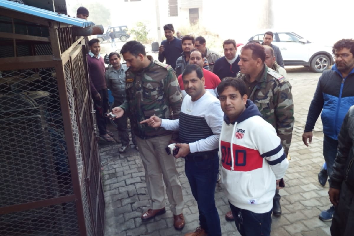 Two miscreants in Meerut stole one hundred thirty batteries from sixty five factories in three hours
