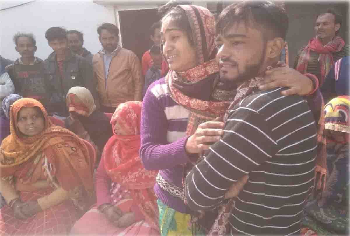 Auraiya: villagers protest in police station against police