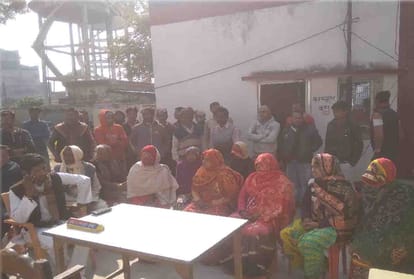 Auraiya: villagers protest in police station against police