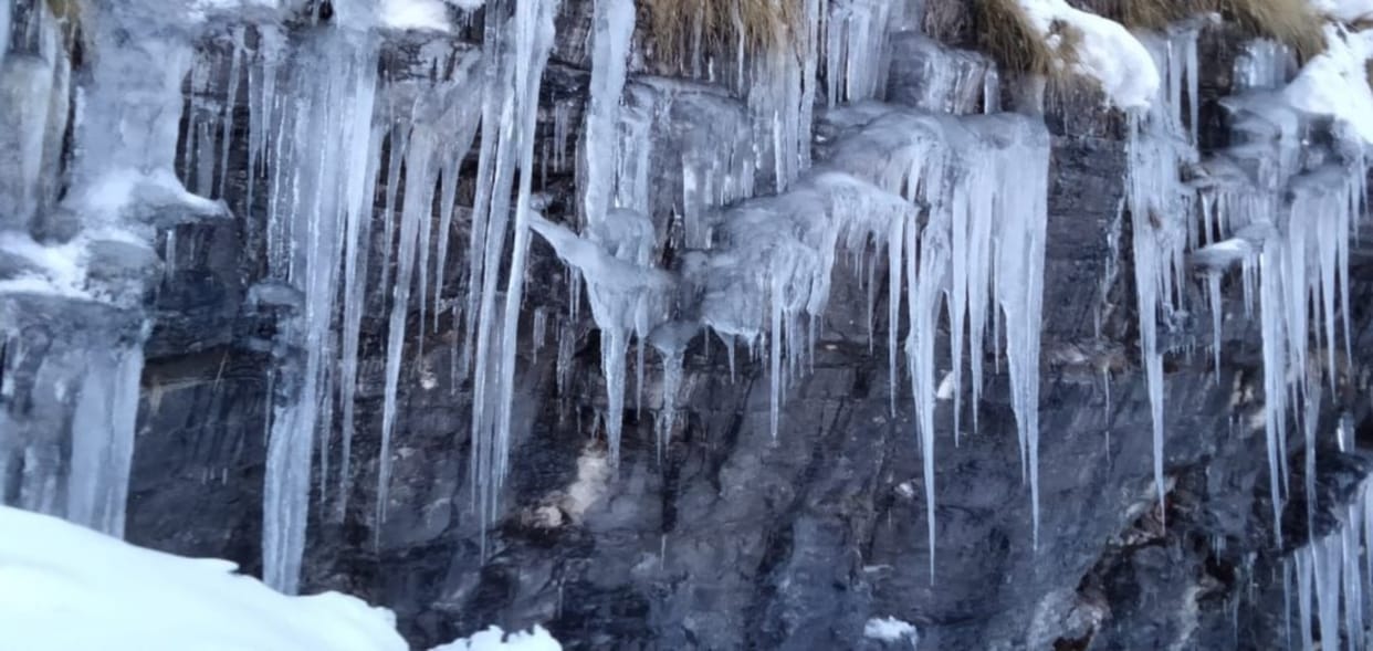 uttarakhand : water fall freezes in Munsiyari's Kalamuni
