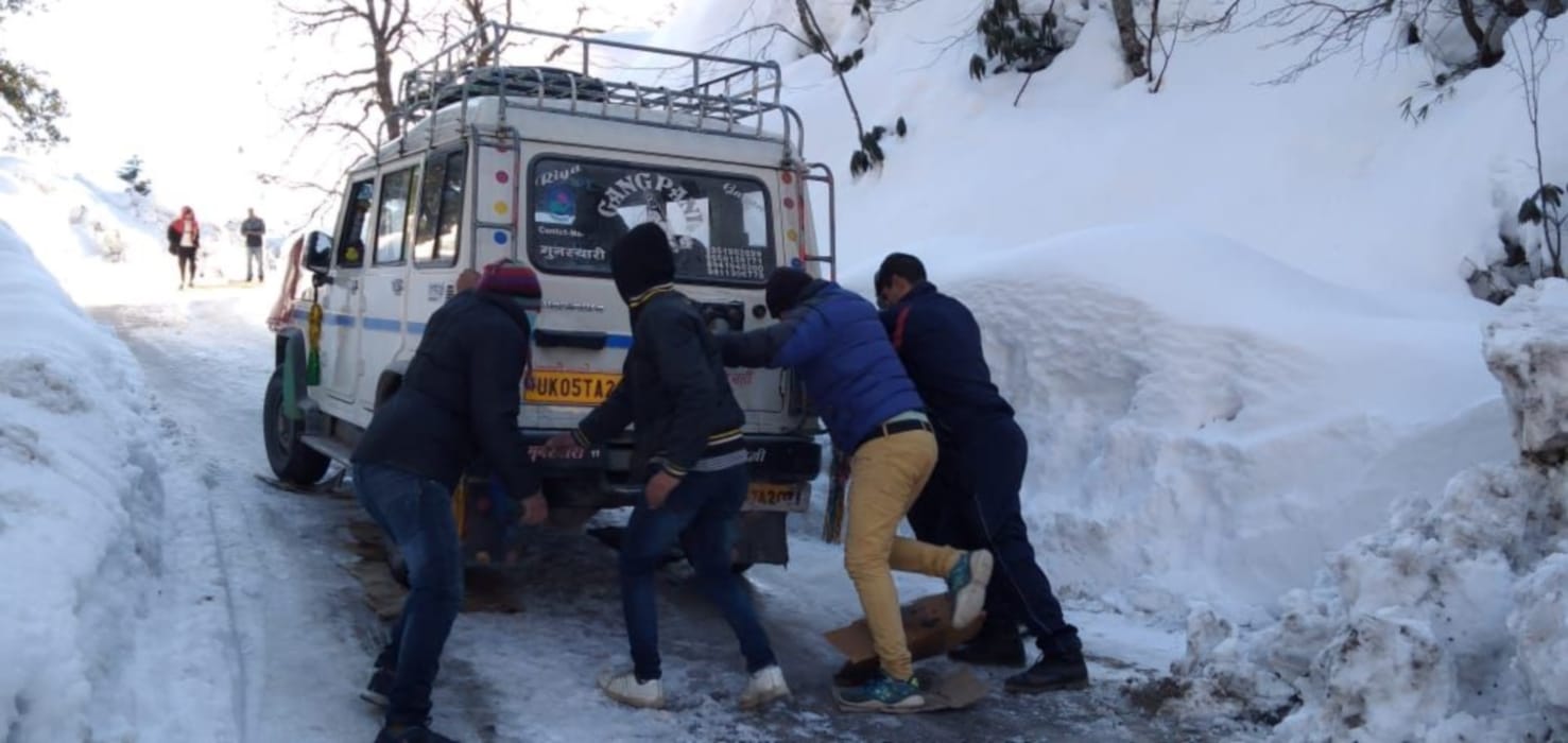uttarakhand : water fall freezes in Munsiyari's Kalamuni