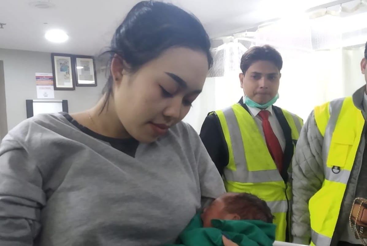 Qatar flight made emergency landing at Kolkata Airport due to thai women who gave birth to child