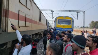 तकनीकी खराबी के कारण खड़ी रही सत्याग्रह एक्सप्रेस ट्रेन।