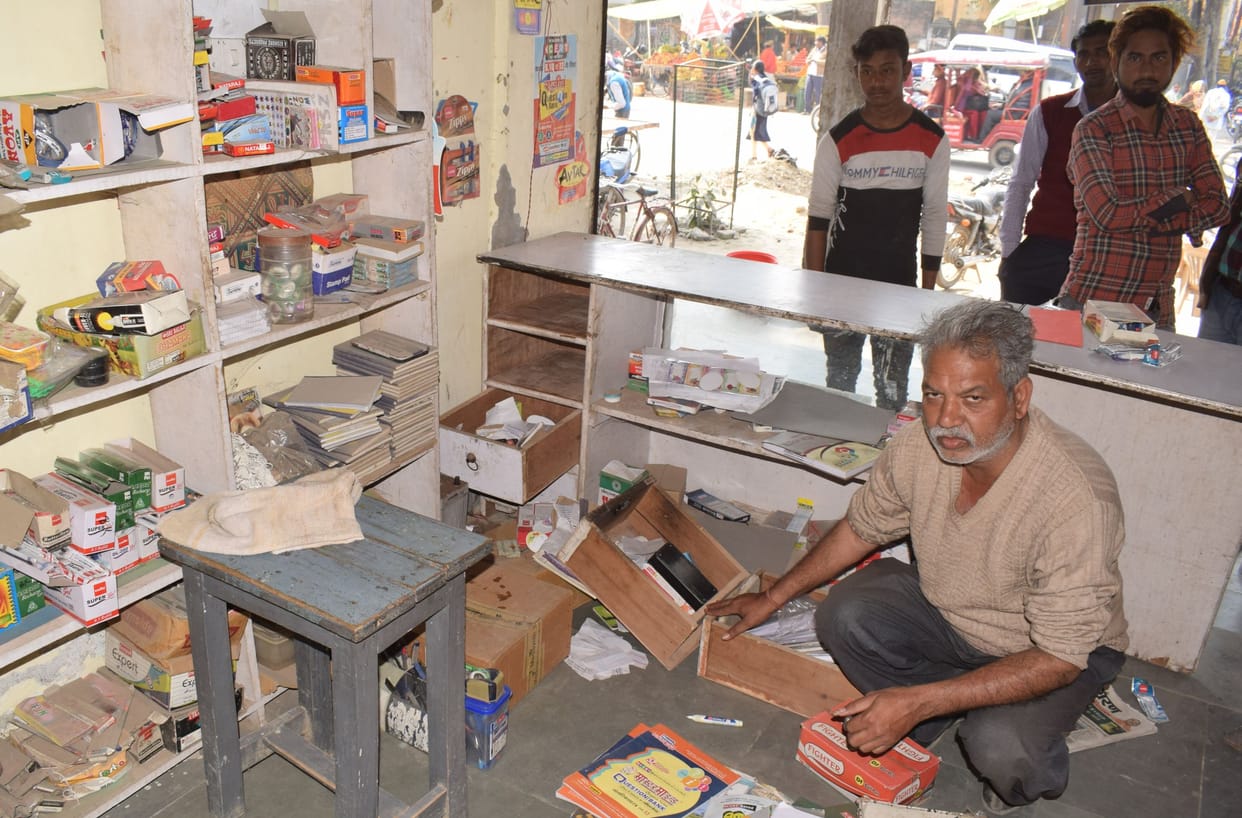 six shop shutter breoken by thieves