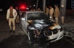 सेक्टर 17 स्थित उद्योग भवन के पास आग लगने से बीएमडब्ल्यू कार का अगला हिस्सा जल गया।