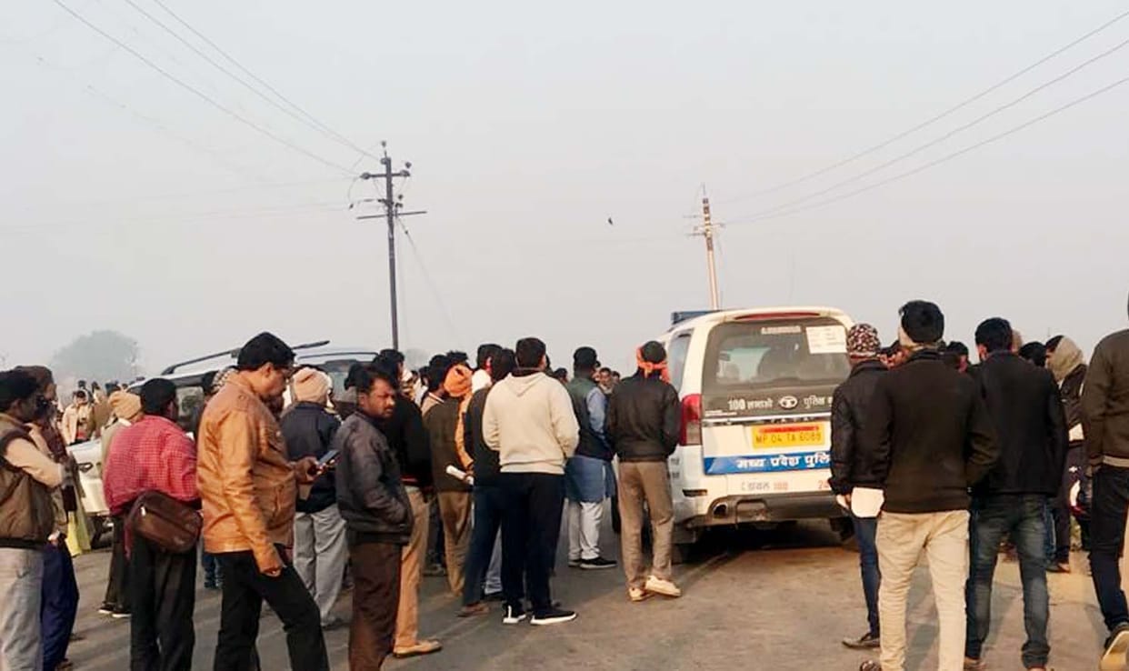 Uncontrollable truck crushed the elderly, angry people jammed it