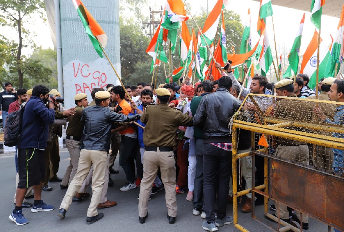 CAA : pro and against protesters face to face at Jamia millia, tension , shouting slogens