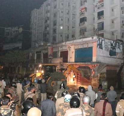 VDA's JCB started the act of demolishing illegal shops