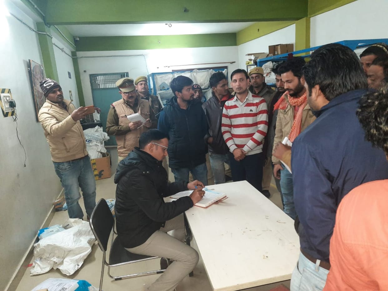 6.50 lakh looted from Flipkart's delivery center, four bike riders committed the crime
