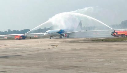 एयरपोर्ट पहुंचने पर दिया वाटर कैनल सेल्यूट