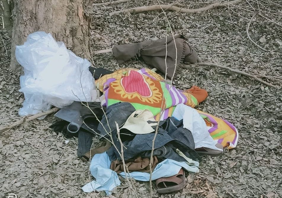 ped par jhoolata mila yuvak ka shav, jhole mein kapade aur phaavada mila
