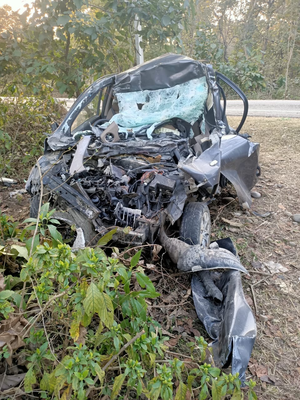 Car collides with a pillar, the death of a woman, two youths are serious