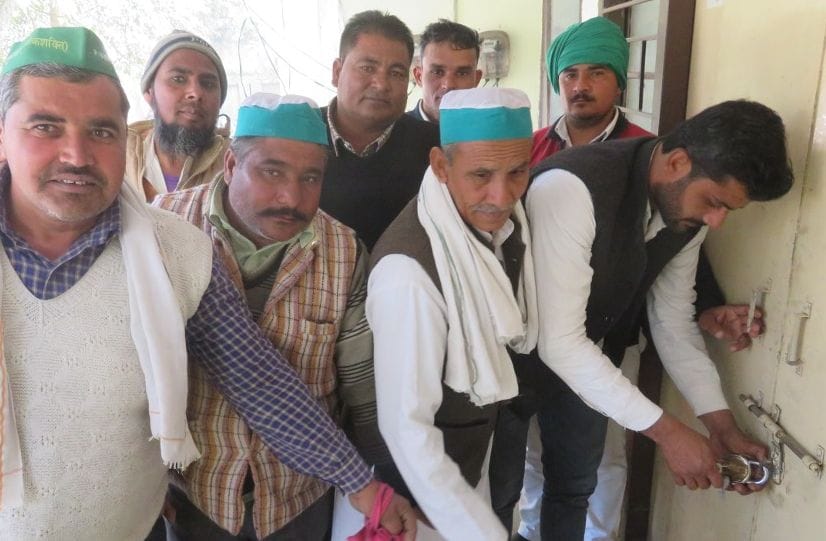 Farmers lock the sugarcane committee office