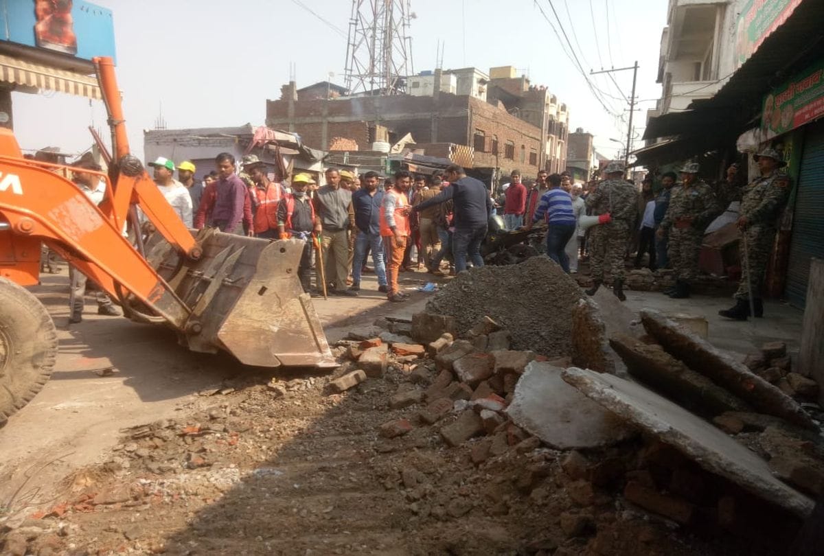 Municipal Corporation team removes encroachment in Agra