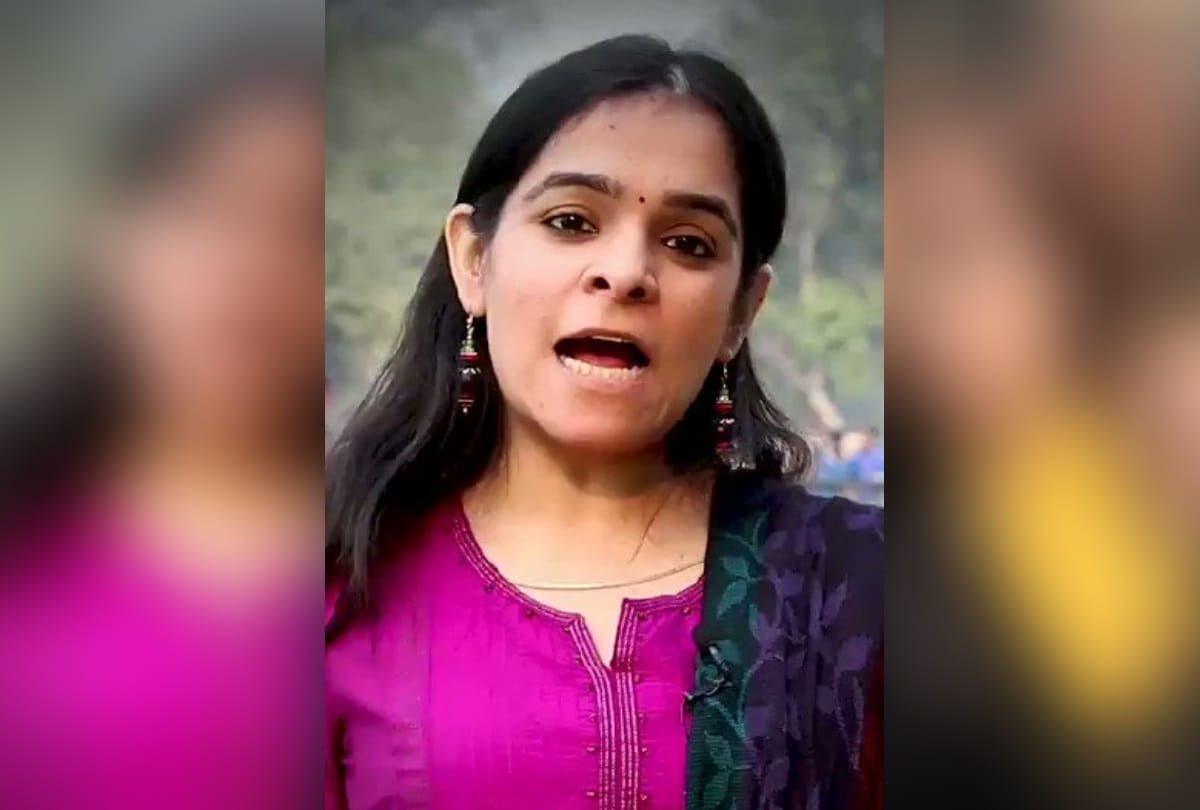 Gunja Kapoor Shaheen Bagh Protest News: all about woman in burqa camera PM modi follows her twitter