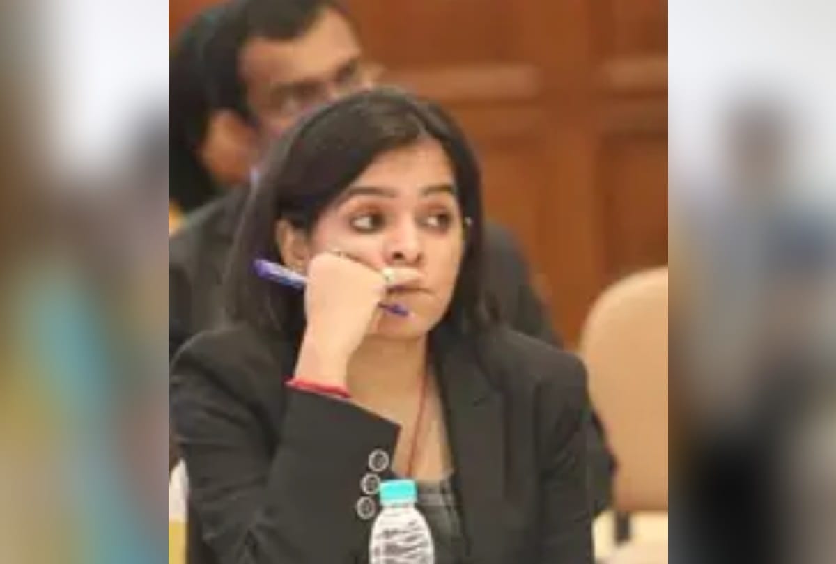 Gunja Kapoor Shaheen Bagh Protest News: all about woman in burqa camera PM modi follows her twitter