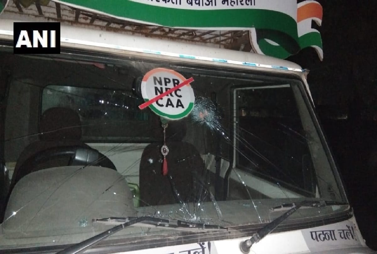 Kanhaiya Kumar injured after stones were pelted at his convoy in Supaul Bihar