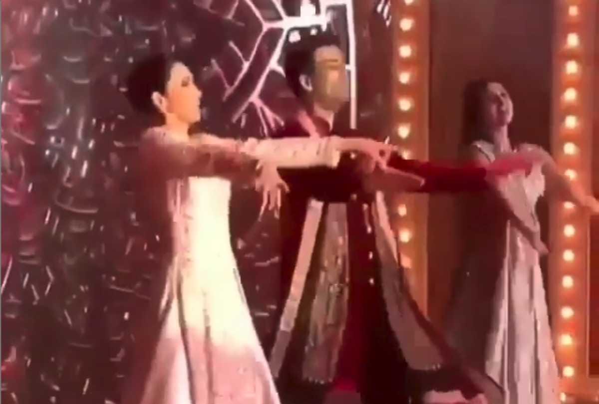 kareena kapoor and karisma kapoor dance video viral from armaan jain wedding reception
