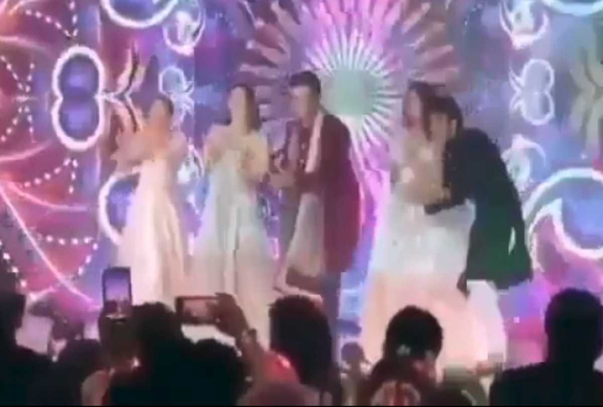 kareena kapoor and karisma kapoor dance video viral from armaan jain wedding reception