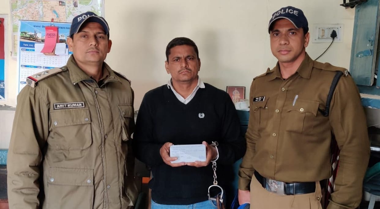 Mobile robbery accused arrested in a train