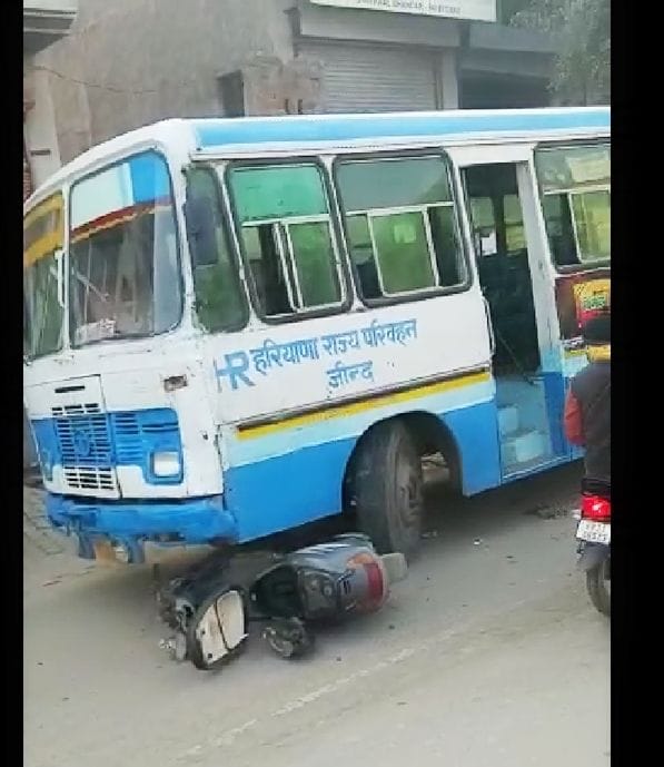 scooty rider crushed to death in roadways bus coming from wrong side near bhiwani road railway gate