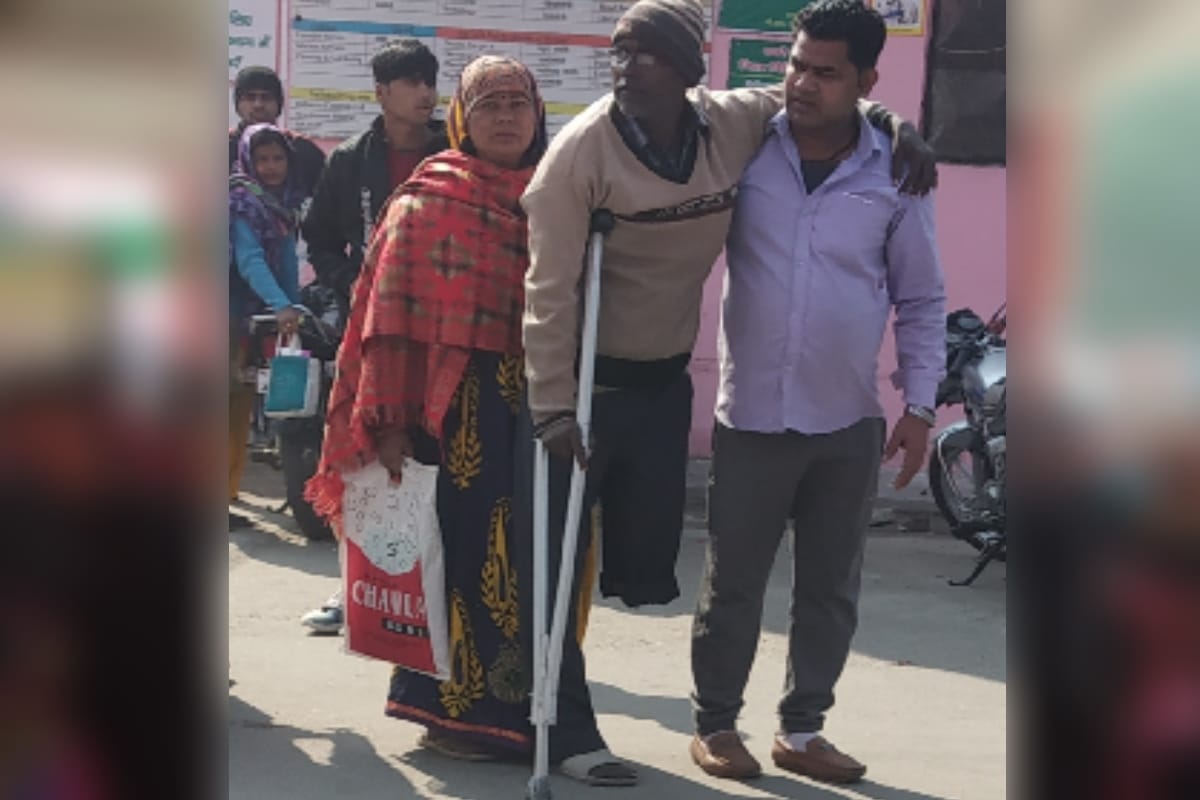 Neither stretcher nor wheelchair, patient forced to pull in Meerut district Hospital