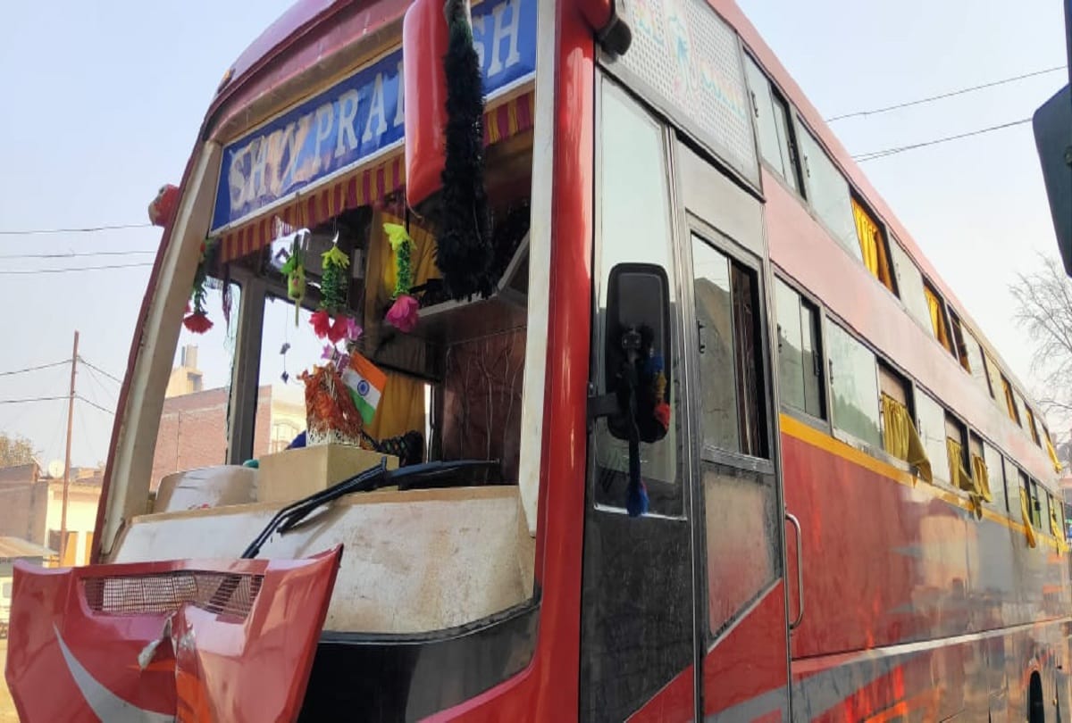 Etawah: Passenger bus overturned on channel number 127 on Agra Lucknow Expressway