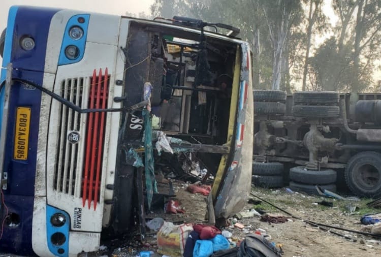 Private Bus Collision with Tippar full of Sand at Ludhiana