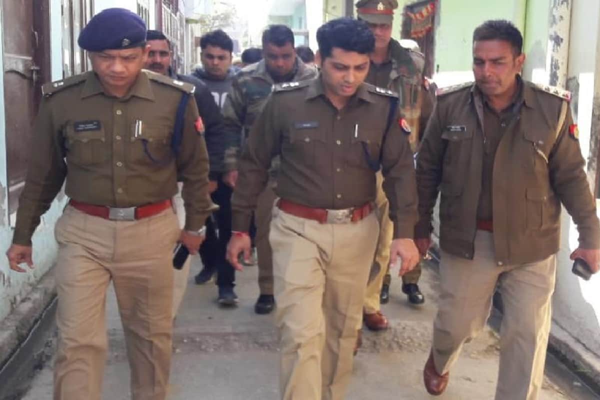 Police officers has investigation start in a couple murder case at Saharanpur
