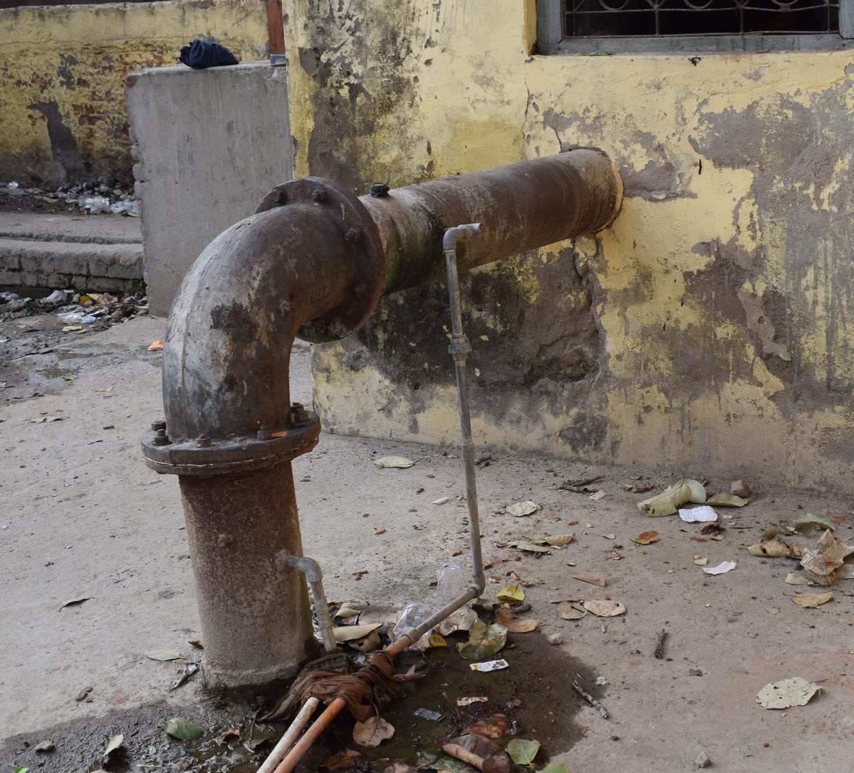 water problem, sufferinf 6000 peoples