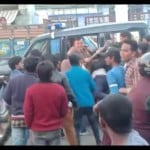 प्रशासन की अर्थी जलाने पर पुलिस संजू बजाज व अन्य युवा को गाड़ी में बैठाते हुए।