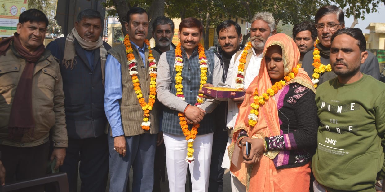 Hathras: Rajni Devi became the head of Gram Panchayat Bhopatpur, won by 74 votes