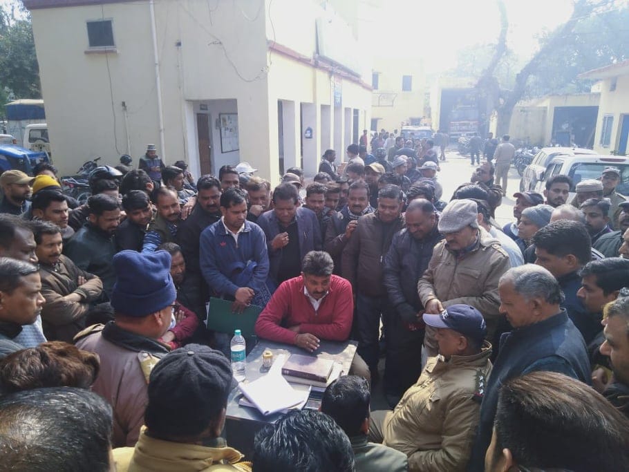 Roorkee nagar nigam Issued Fake Death Certificate, Employee Ruckus With Police