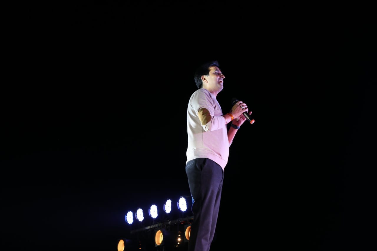 Dr. Kumar Vishwas presented compositions at Bhu's Youth Festival in Mirzapur