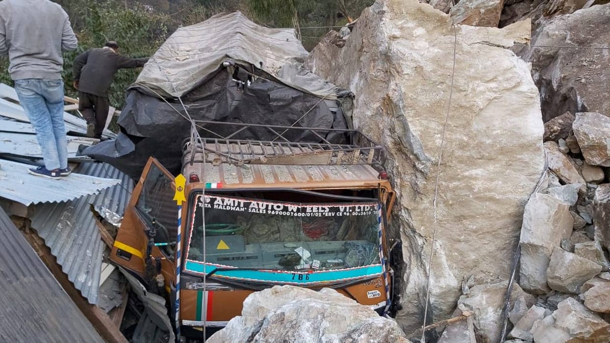 Uttarakhand: huge rock fell on Badrinath highway, road close, many vehicles buried